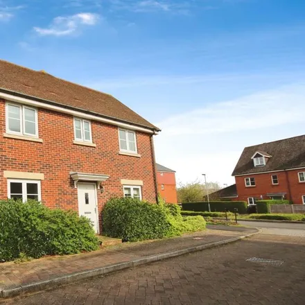 Rent this 3 bed townhouse on Pipit Green in Bracknell, RG12 8BY