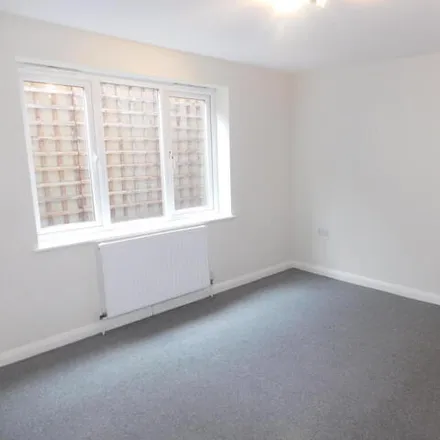 Image 6 - Glenthorne Gardens, Stonecot, London, SM3 9NQ, United Kingdom - Room for rent