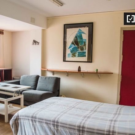 Rent this 8 bed room on Doner Kebab Tussar in Carrer de Cortes d'Arenós, 46014 Valencia