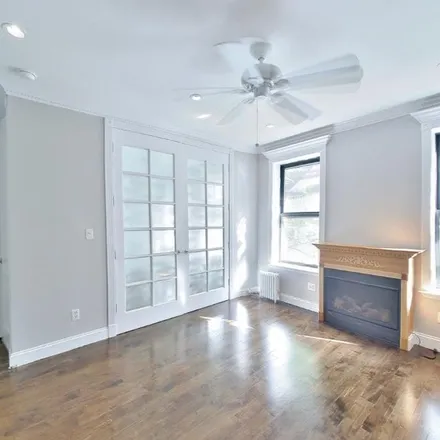 Image 3 - 346 East 18th Street, New York, NY 10003, USA - Apartment for rent