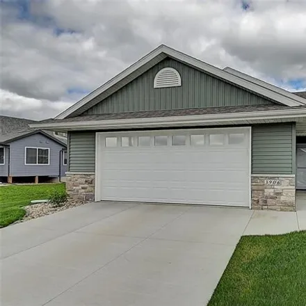 Buy this 2 bed condo on Bluebird Drive Southwest in Linn County, IA 52404
