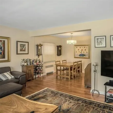 Image 3 - 26-21 210th Street, New York, NY 11360, USA - House for sale