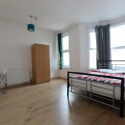 Rent this 6 bed apartment on Abbotsford Avenue in London, N15 3BS