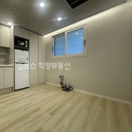 Rent this studio apartment on 서울특별시 마포구 망원동 425-12