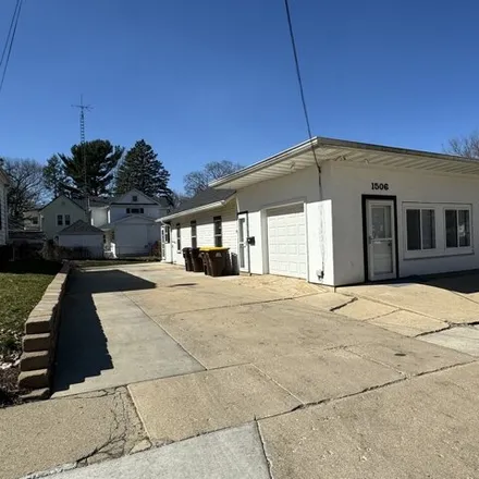 Buy this 1 bed house on 205 West Cleveland Street in Freeport, IL 61032
