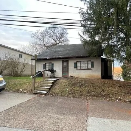 Buy this 4 bed house on 149 Pike Street in Brooklyn, New Martinsville