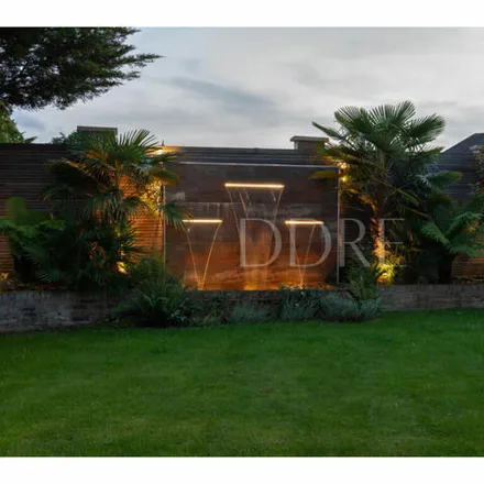 Image 4 - Anthony Close, London, NW7 4QS, United Kingdom - House for sale