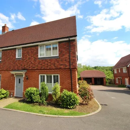 Rent this 4 bed house on Isles Quarry Road in Borough Green, TN15 8FP