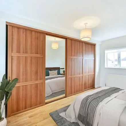 Rent this 3 bed apartment on Worple Road in London, TW7 7AR