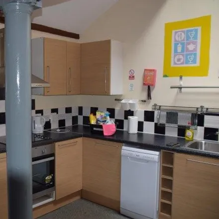 Rent this 5 bed room on 13 Russell Street in Nottingham, NG7 4FL