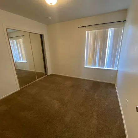 Image 4 - 1121 Dianron Road, Palmdale, CA 93551, USA - Apartment for rent