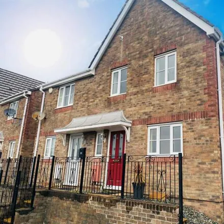 Rent this 3 bed house on Heol Barcud in Swansea, SA7 9NL