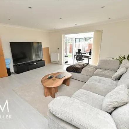 Image 3 - Purley Close, London, IG5 0TP, United Kingdom - House for sale