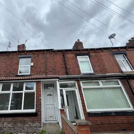 Rent this 3 bed townhouse on Oakhurst Avenue in Leeds, LS11 7LW