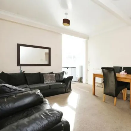 Image 4 - Rite Price Furniture, Market Street, Rugby, CV21 3HG, United Kingdom - Townhouse for sale