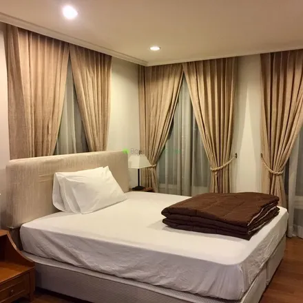 Rent this 3 bed apartment on Ratchada Place in Soi Inthamara 47, Din Daeng District