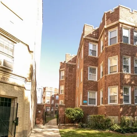 Rent this studio apartment on 1662-1664 West Farwell Avenue in Chicago, IL 60645