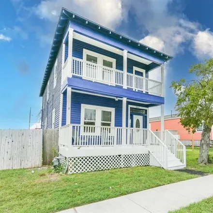 Buy this 3 bed house on 3013 Avenue M in Galveston, TX 77550