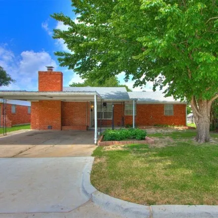 Buy this 4 bed house on 921 West Main Street in Moore, OK 73160