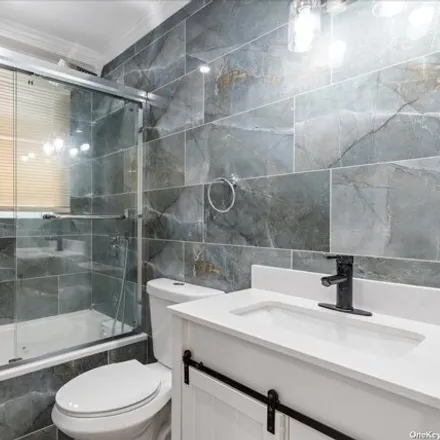 Image 6 - 145-10 109th Avenue, New York, NY 11435, USA - House for sale
