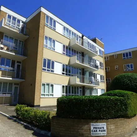 Rent this 3 bed apartment on Wellesley Avenue in Richings Park, SL0 9AX