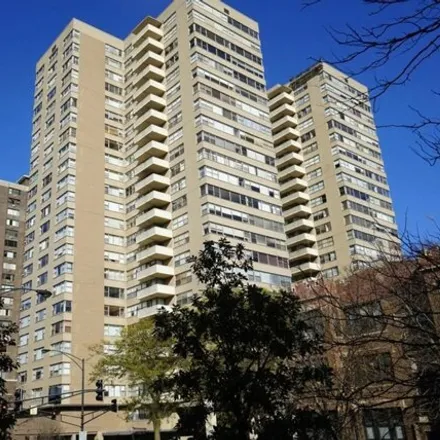 Rent this 3 bed condo on Shoreline Towers in 6301 North Sheridan Road, Chicago