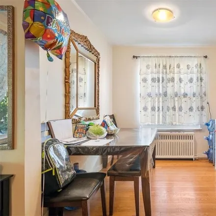 Image 4 - 2430 Woodhull Avenue, New York, NY 10469, USA - Townhouse for sale