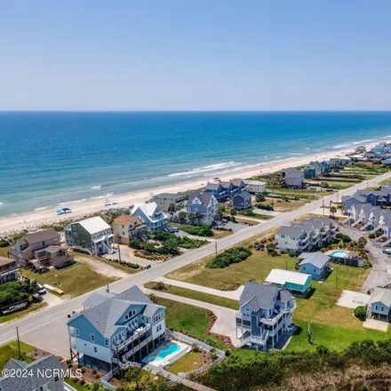 Image 2 - 198 Calinda Cay Court, North Topsail Beach, NC 28460, USA - Townhouse for sale