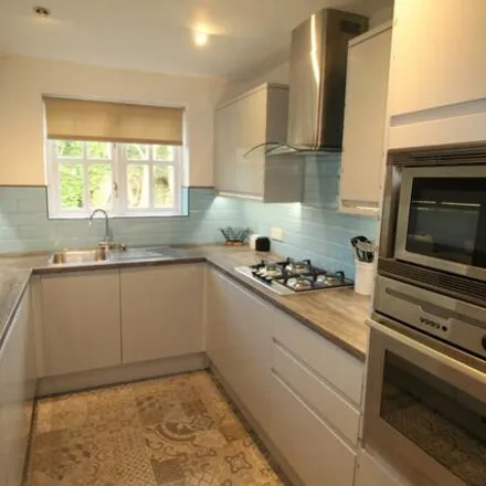 Image 4 - Foxhill Grove, Leeds, LS16 5PE, United Kingdom - Apartment for rent