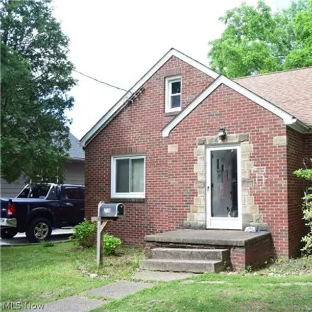 Buy this 3 bed house on 2776 Oakwood Drive in Cuyahoga Falls, OH 44221