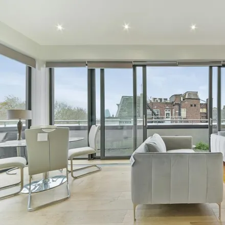 Rent this 3 bed apartment on 280 High Holborn in London, WC1V 6EA