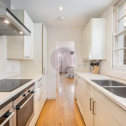 Rent this 4 bed townhouse on Apsley Mansions in 2-6 Notting Hill Gate, London