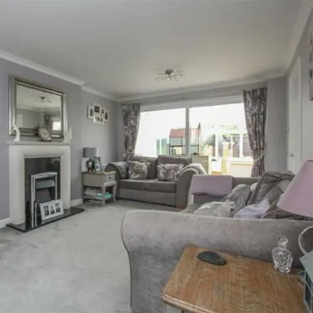 Image 5 - Crow Green Lane, Pilgrims' Hatch, CM15 9RH, United Kingdom - Townhouse for sale