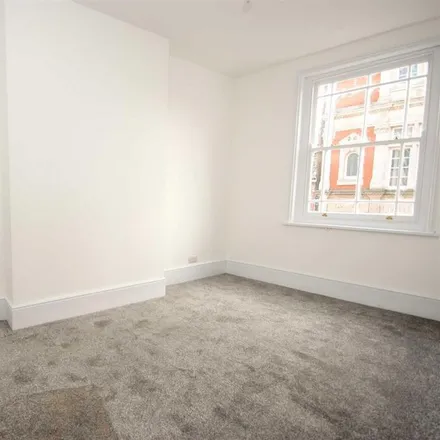Image 4 - Cancer Research UK, 22 High Street, Rushden, NN10 0PW, United Kingdom - Apartment for rent