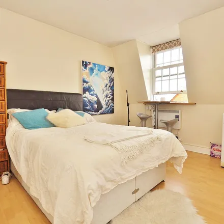 Image 5 - Dene Road, Guildford, GU1 4DB, United Kingdom - Apartment for rent