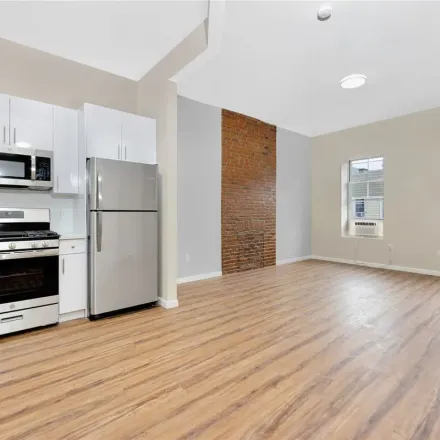 Image 8 - 711 Manhattan Avenue, New York, NY 11222, USA - Apartment for rent