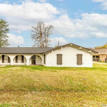Buy this 3 bed house on 836 Levert Drive in Lafourche Parish, LA 70301