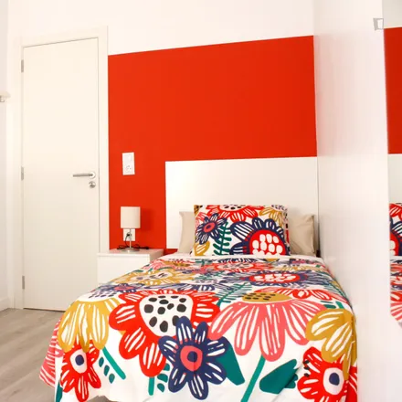 Rent this 5 bed room on Zapaterías Juan Ramón in Carretera de Llíria, 11