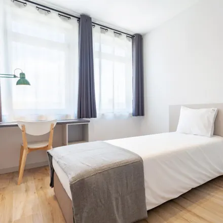 Rent this 3 bed room on Farmácia Porto in Estrada Interior da Circunvalação 14075, 4100-179 Porto