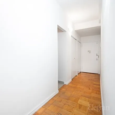 Image 3 - Crumbl Cookies, 1193 3rd Avenue, New York, NY 10022, USA - House for rent