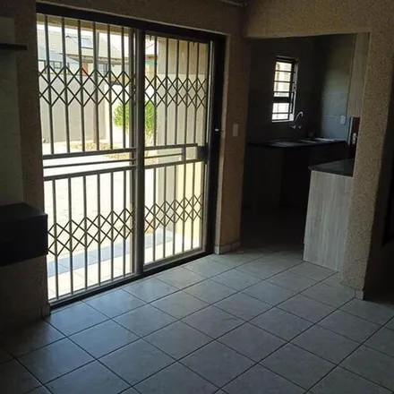 Image 3 - Engineering Close, Johannesburg Ward 96, Randburg, 2060, South Africa - Apartment for rent