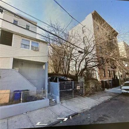 Image 6 - 1333 Bristow Street, New York, NY 10459, USA - House for sale