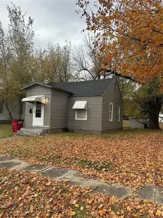 Buy this 2 bed house on 379 Wallace Avenue in Sikeston, MO 63801