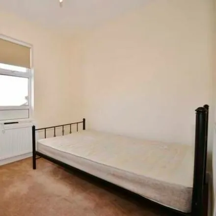 Image 5 - 20 Oakleigh Road South, London, N11 1LB, United Kingdom - House for sale
