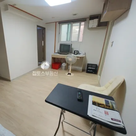Rent this studio apartment on 서울특별시 송파구 송파동 90-7