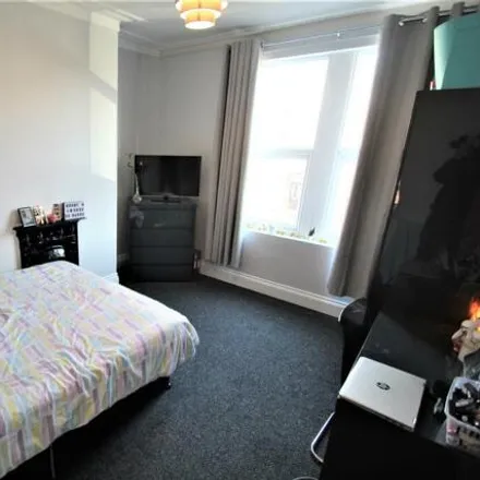 Image 7 - 2 Estcourt Terrace, Leeds, LS6 3EX, United Kingdom - Townhouse for rent