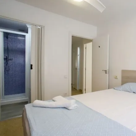 Rent this 5 bed room on Avinguda de Valladolid in 35A, 46020 Valencia