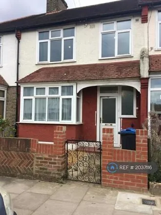 Rent this 3 bed townhouse on Hill Road in Lonesome, London