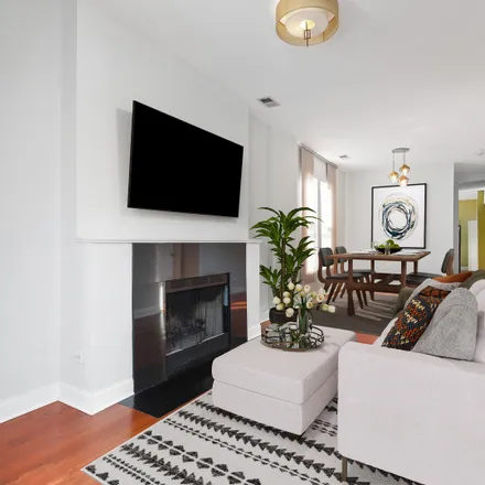 Image 3 - 2911 West Lyndale Street, Chicago, IL 60647, USA - House for sale