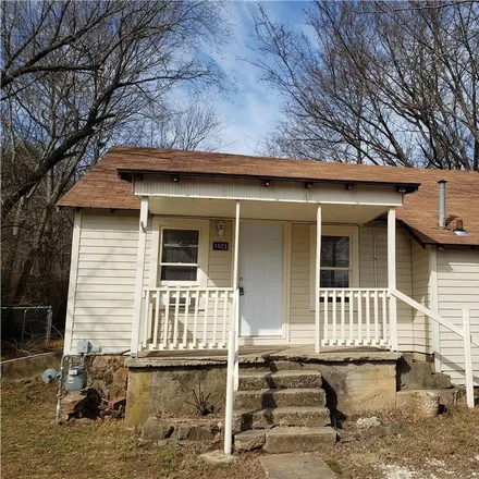 Buy this 2 bed house on 1023 South Washington Avenue in Fayetteville, AR 72701